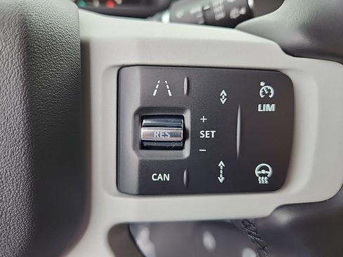 New 2024 Land Rover Defender 110 SE image 18