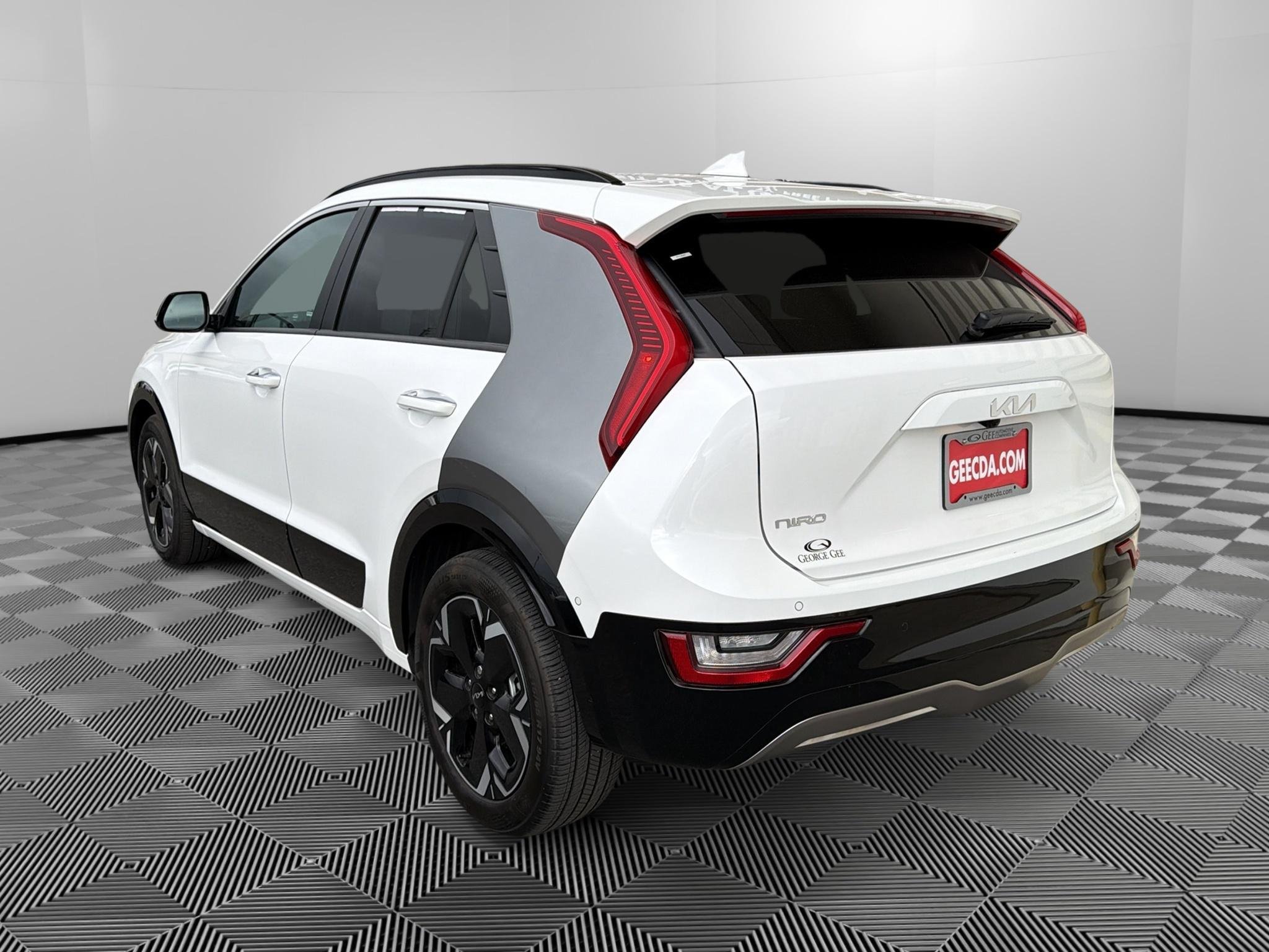 Certified 2023 Kia Niro Wave w/ Wave Preserve Package FWD image 7