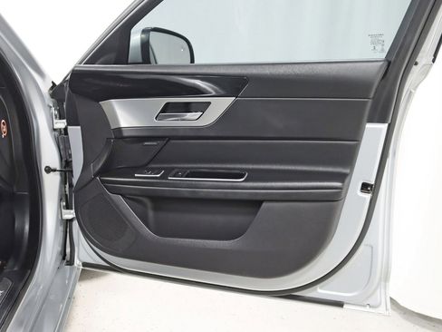 Used 2016 Jaguar XF Premium image 32