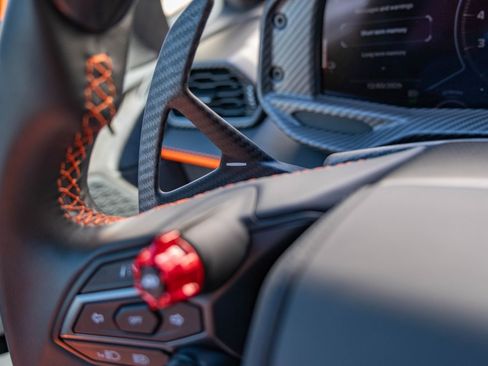 Used 2025 Lamborghini Revuelto image 14