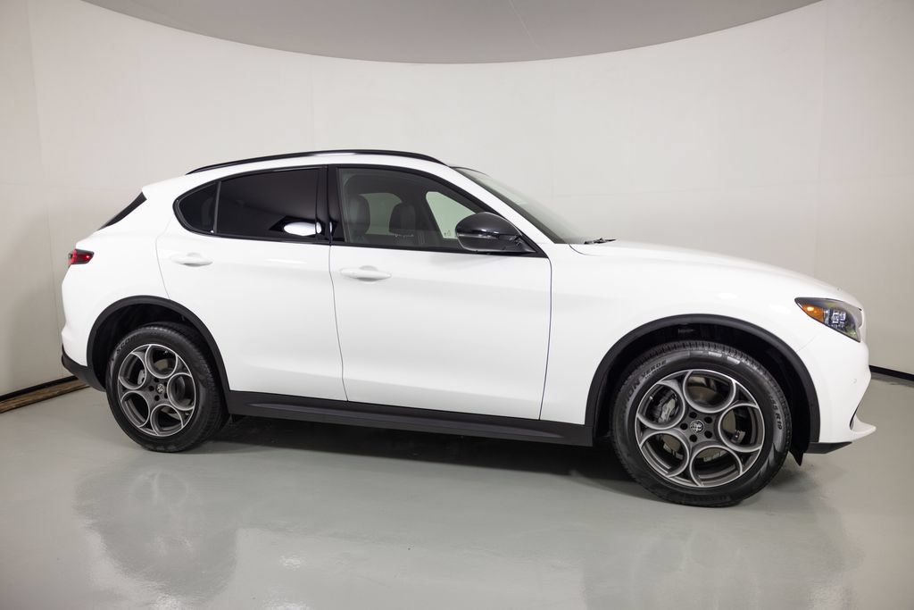 New 2025 Alfa Romeo Stelvio Sprint w/ Convenience Package AWD/4WD image 3