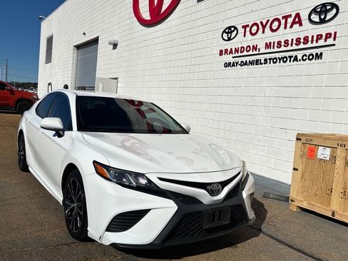 Used 2020 Toyota Camry SE image 3