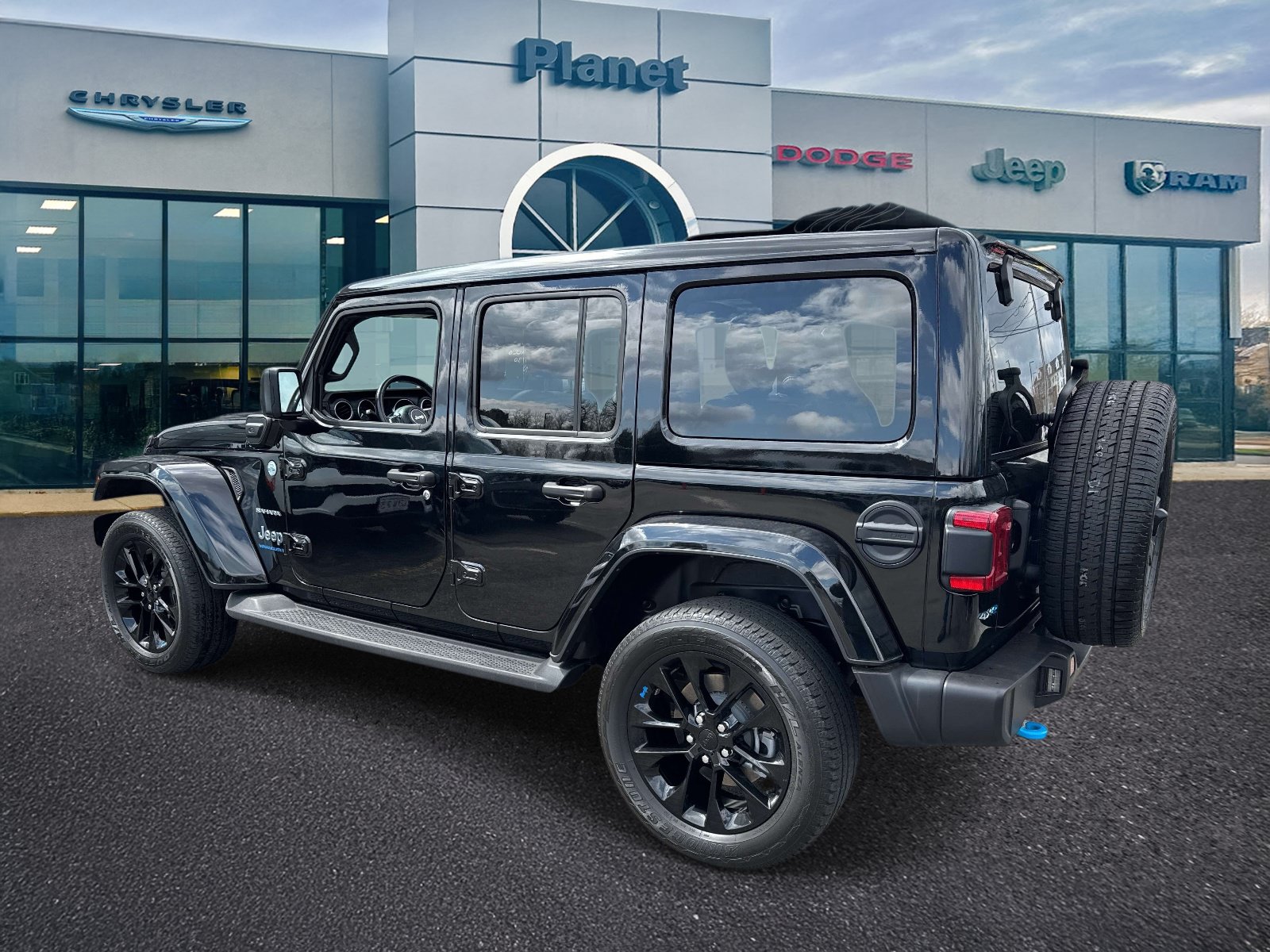 Used 2023 Jeep Wrangler Unlimited Sahara w/ Cold Weather Group AWD/4WD image 3
