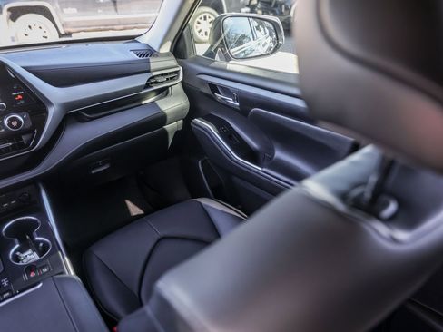 Used 2020 Toyota Highlander XLE image 29