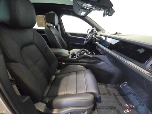 Used 2025 Porsche Cayenne Coupe AWD/4WD image 13