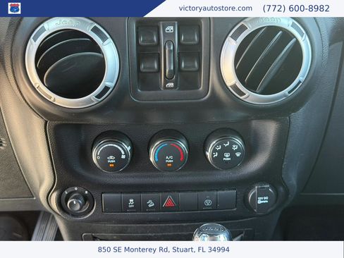 Used 2013 Jeep Wrangler Unlimited Rubicon w/ Connectivity Group AWD/4WD image 20