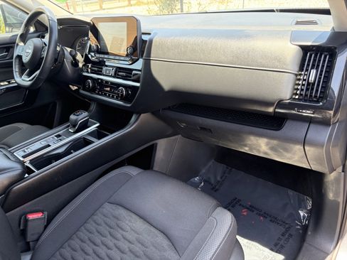 Used 2022 Nissan Pathfinder SV FWD image 12