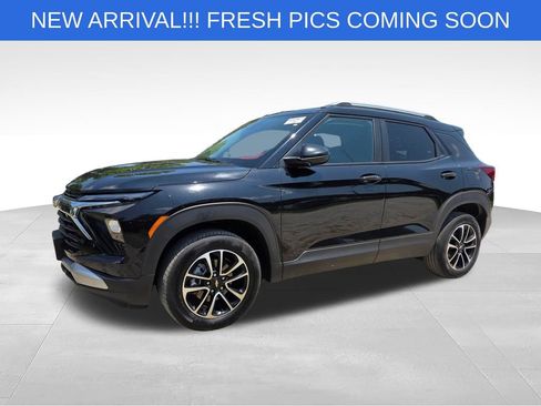 Used 2025 Chevrolet TrailBlazer LT AWD/4WD image 2