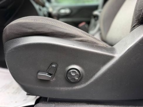 Used 2014 Jeep Cherokee Latitude w/ Comfort/Convenience Group FWD image 22