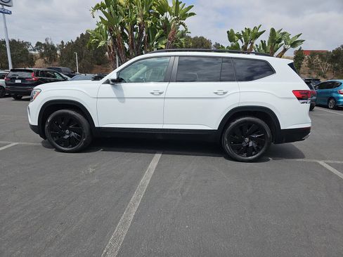 Used 2024 Volkswagen Atlas SE w/ Panoramic Sunroof Package FWD image 8