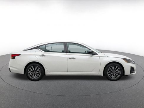 Used 2025 Nissan Altima 2.5 SV FWD image 18