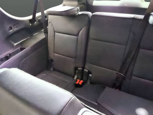 Used 2025 Chevrolet Suburban Z71 image 32