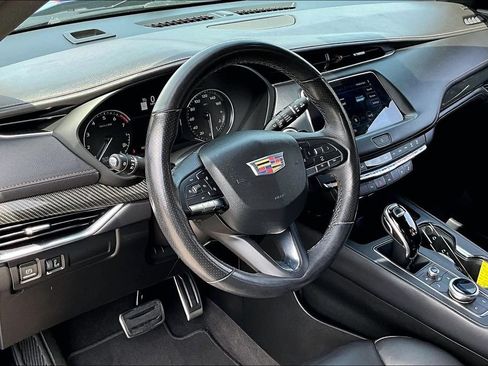 Used 2023 Cadillac XT4 Sport FWD image 5