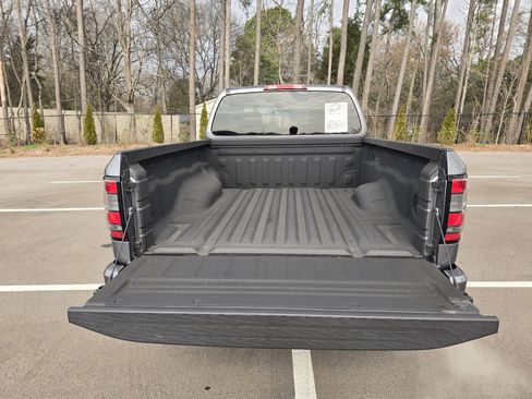 Used 2024 Nissan Frontier SV w/ Technology Package image 11