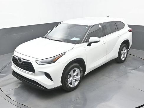 Used 2022 Toyota Highlander L FWD image 32