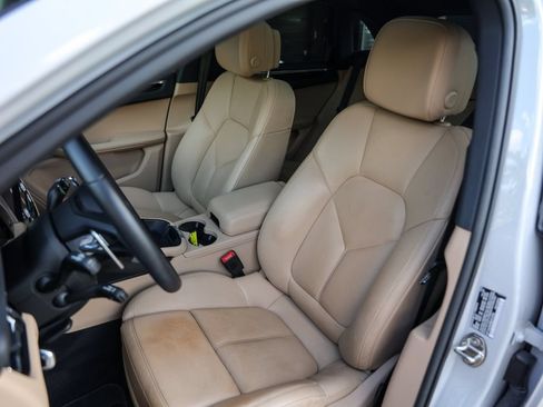 Certified 2024 Porsche Macan AWD/4WD image 5