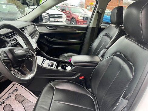 Used 2023 Jeep Grand Cherokee Limited w/ Luxury Tech Group II image 14