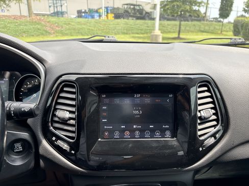 Used 2020 Jeep Compass Latitude FWD image 27
