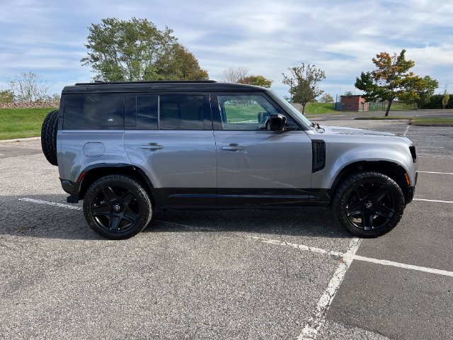 Used 2024 Land Rover Defender 110 X-Dynamic SE AWD/4WD image 12