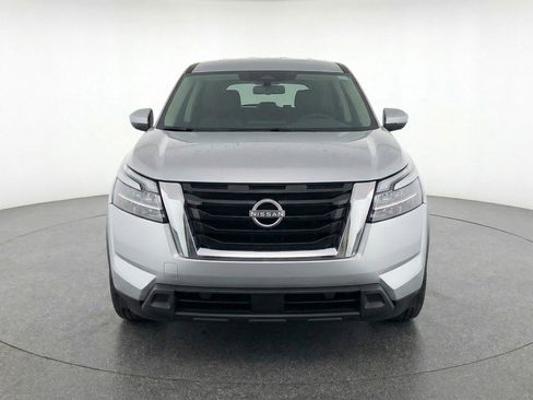 Used 2025 Nissan Pathfinder SV image 2