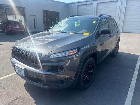 Used 2017 Jeep Cherokee Sport w/ Cold Weather Group AWD/4WD image 1