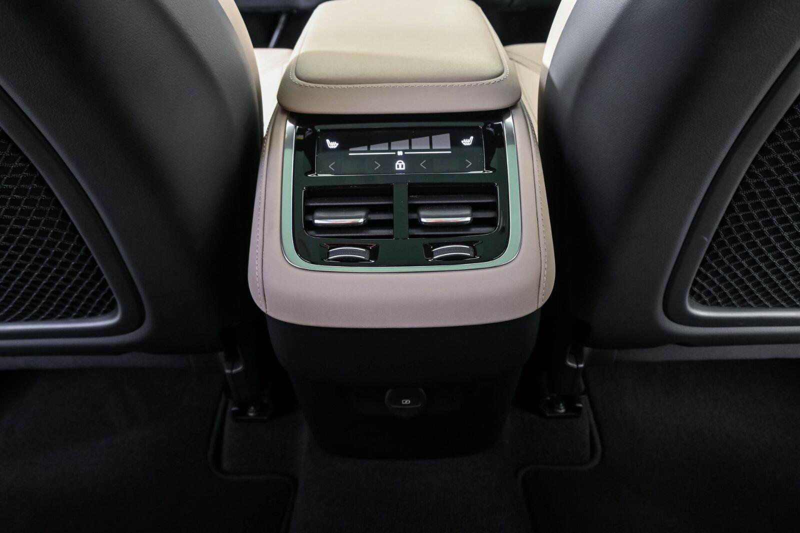 Certified 2026 Volvo XC90 B6 Plus AWD/4WD image 17