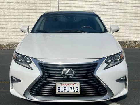 Used 2017 Lexus ES 350 w/ Luxury Package image 2