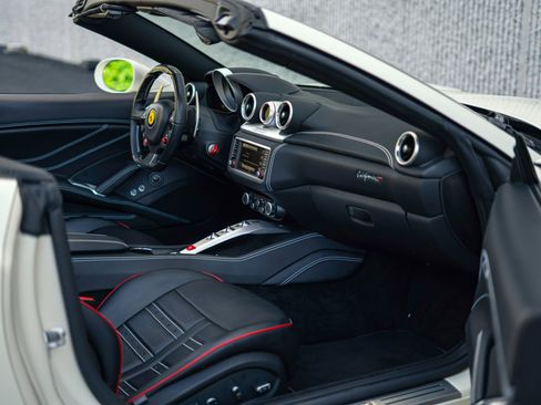 Used 2017 Ferrari California T RWD image 31