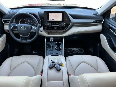Used 2025 Toyota Highlander XLE FWD image 21