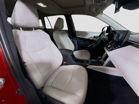 Used 2024 Toyota Corolla Cross LE image 29