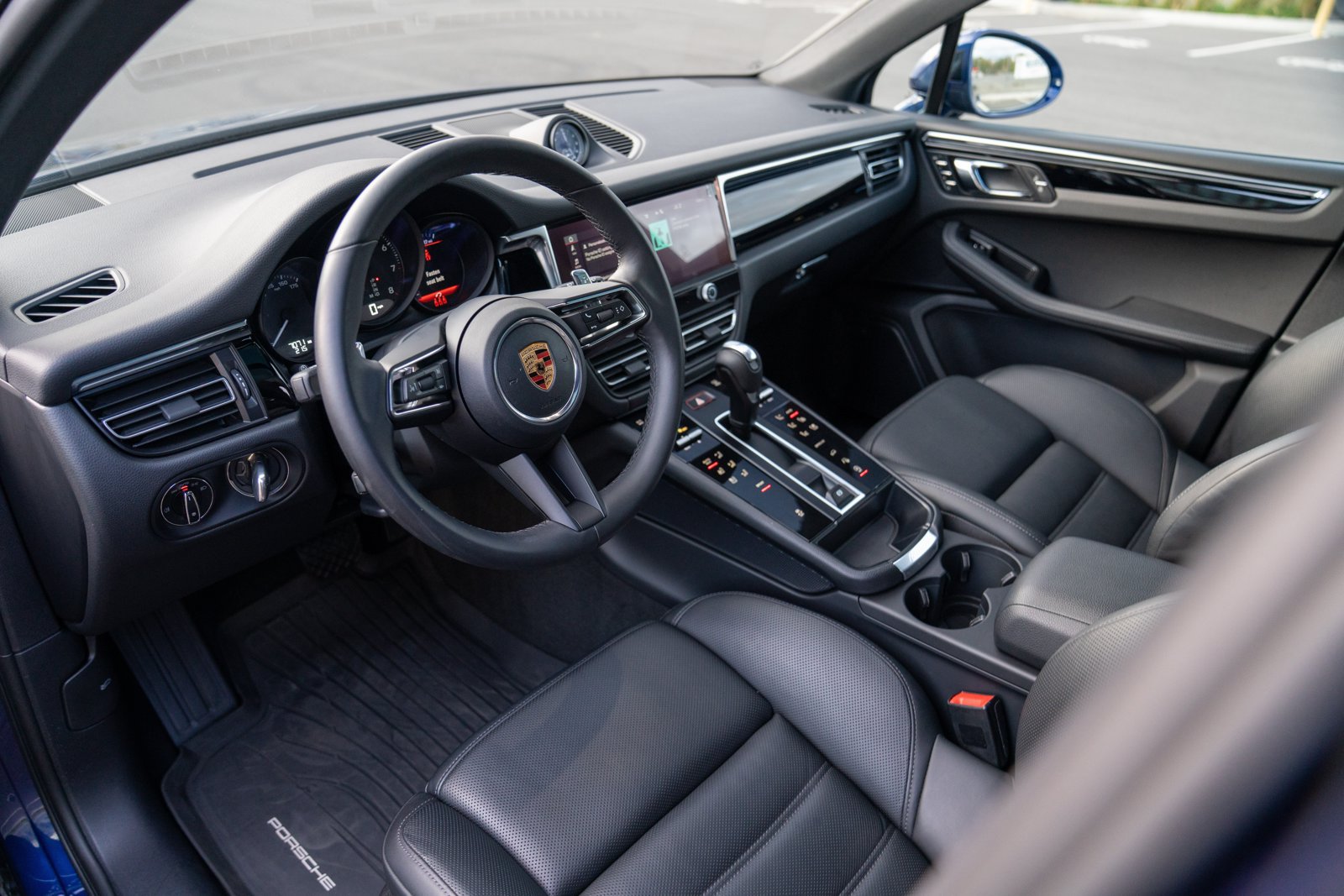 Certified 2026 Porsche Macan AWD/4WD image 4