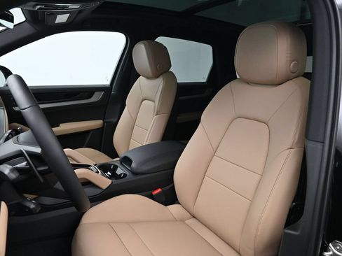 Certified 2026 Porsche Cayenne AWD/4WD image 5