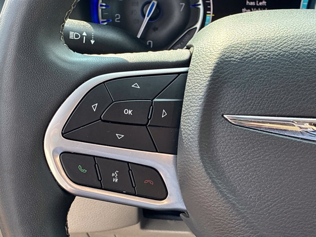 Used 2024 Chrysler Pacifica Touring-L FWD image 26