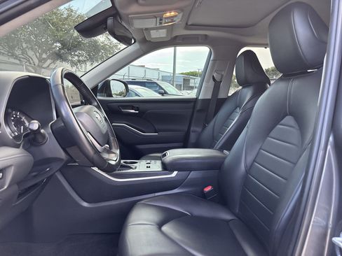 Used 2023 Toyota Highlander XLE FWD image 13