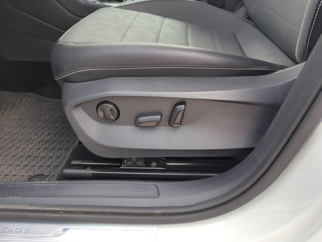 Used 2023 Volkswagen Taos SE FWD image 13
