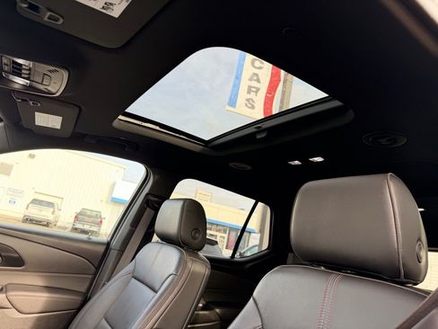 Used 2023 Chevrolet Traverse RS image 30