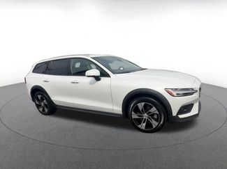 Used 2025 Volvo V60 B5 Cross Country Plus AWD/4WD video 2