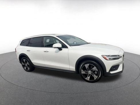 Used 2025 Volvo V60 B5 Cross Country Plus AWD/4WD image 2