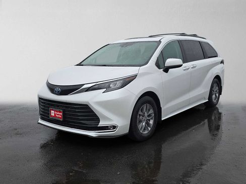 Used 2024 Toyota Sienna XLE w/ XLE Plus Package AWD/4WD image 7