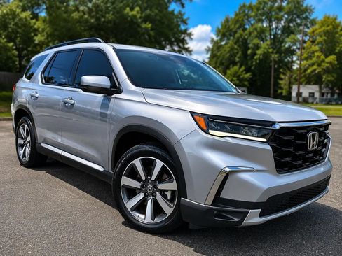 Used 2025 Honda Pilot Touring image 1