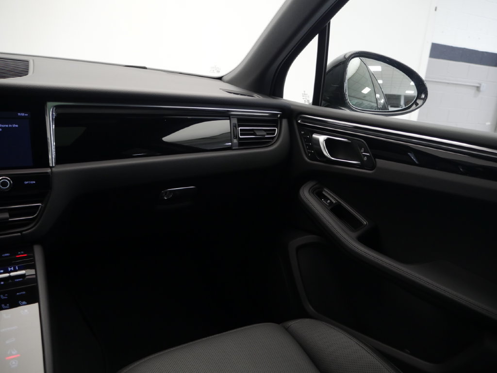 Certified 2026 Porsche Macan AWD/4WD image 33