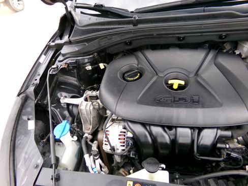 Used 2018 Hyundai Elantra GT image 25