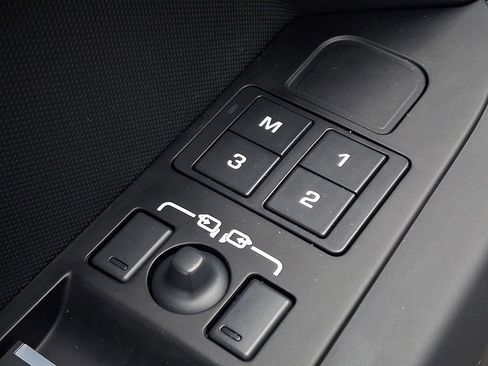 Used 2025 Land Rover Defender 110 S image 25