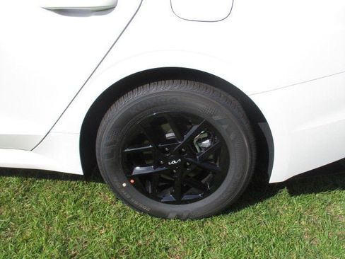 New 2025 Kia K5 LXS image 10