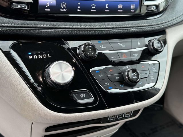 Used 2024 Chrysler Pacifica Limited FWD image 17