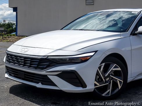Used 2025 Hyundai Elantra Limited FWD image 3