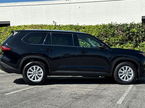 Used 2025 Toyota Grand Highlander AWD image 3