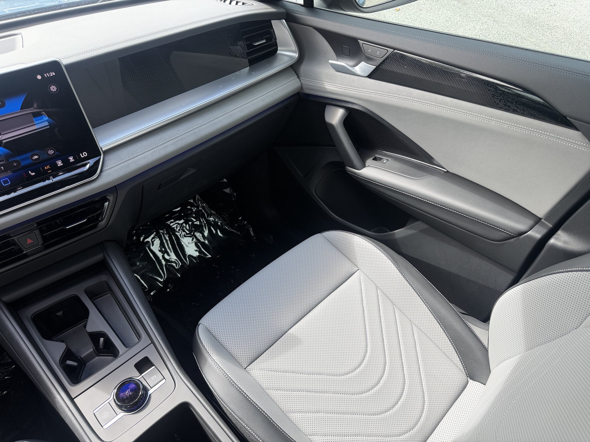 New 2026 Volkswagen Tiguan SE R-Line FWD image 17