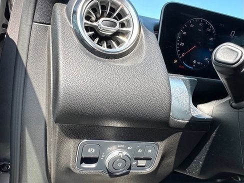 Used 2021 Mercedes-Benz GLB 250 4MATIC image 24