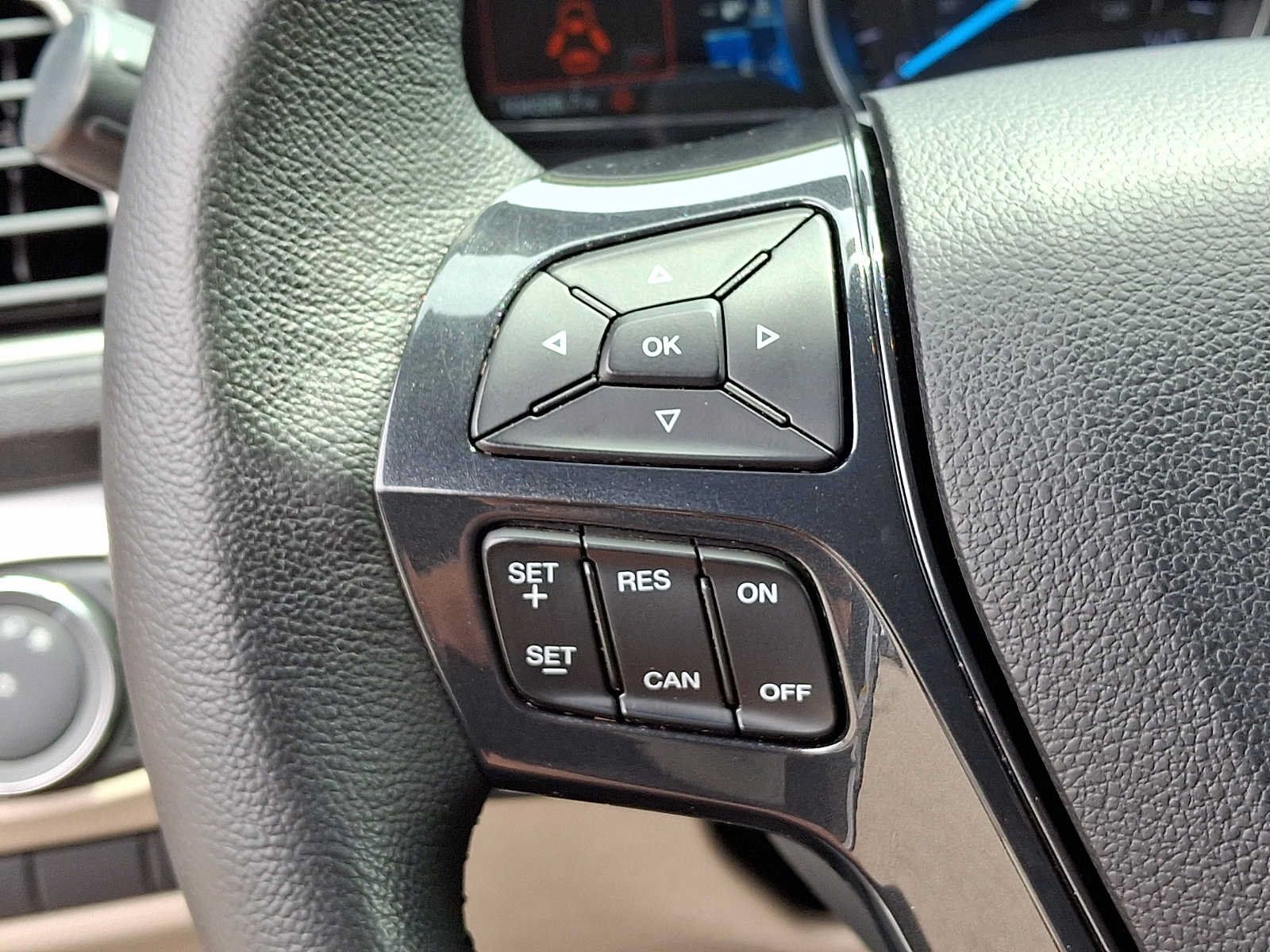 Used 2018 Ford Explorer XLT w/ Equipment Group 202A AWD/4WD image 21